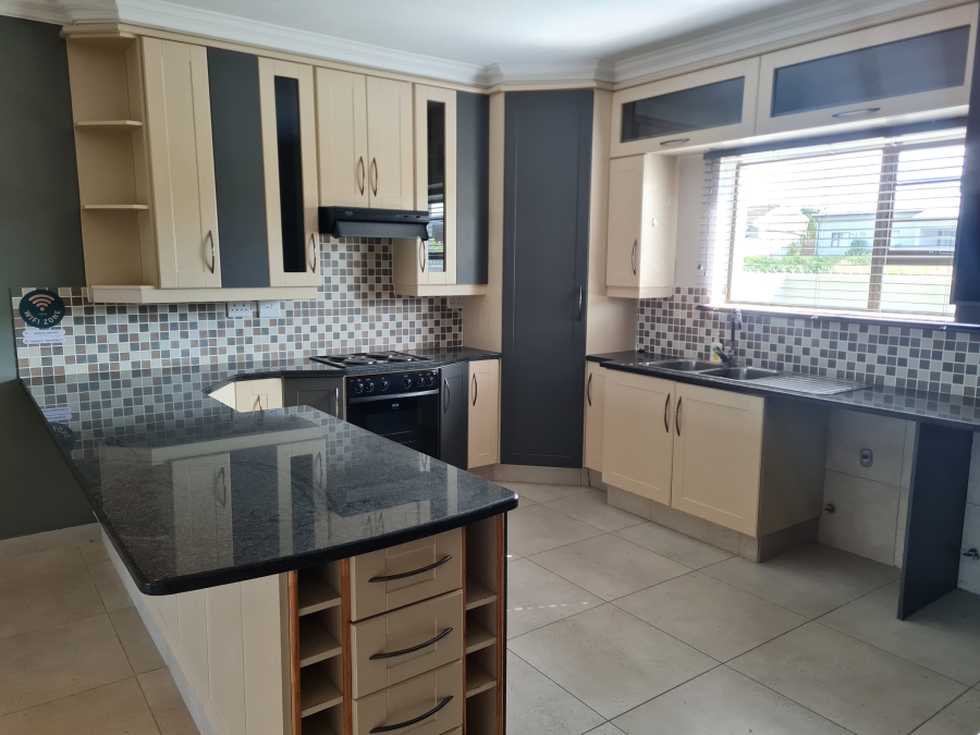 To Let 3 Bedroom Property for Rent in Wavecrest Eastern Cape